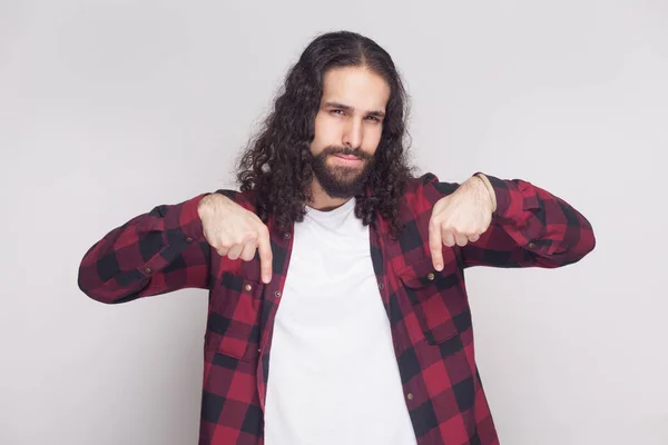 Sério Bonito Homem Com Barba Preto Longo Cabelo Encaracolado Xadrez — Fotografia de Stock