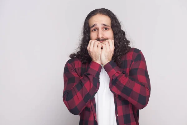 Retrato Hombre Nervioso Con Barba Pelo Rizado Largo Negro Camisa — Foto de Stock