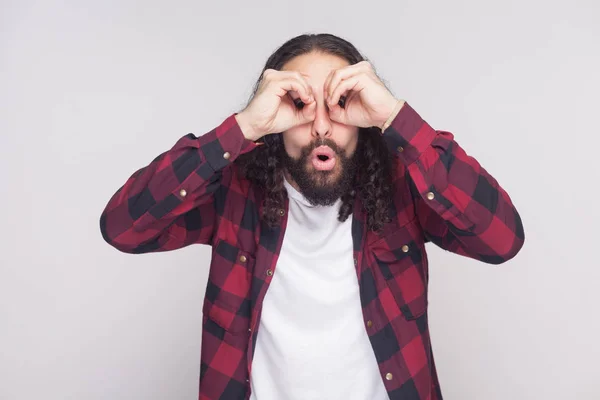 Portret Van Verbaasd Knappe Man Met Baard Zwarte Lang Krullend — Stockfoto