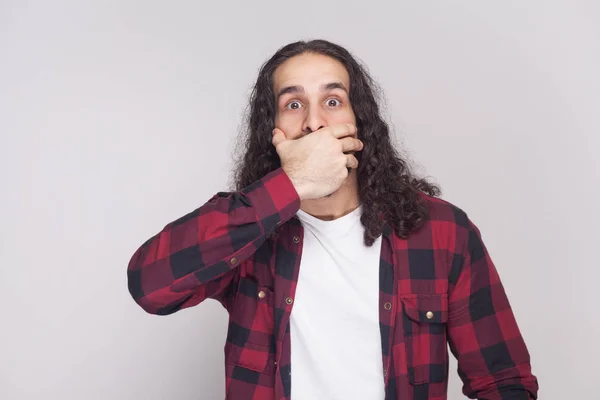 Hombre Guapo Sorprendido Con Barba Pelo Rizado Largo Negro Camisa —  Fotos de Stock