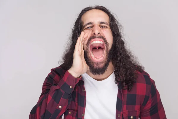 Retrato Hombre Guapo Con Barba Pelo Rizado Largo Negro Camisa — Foto de Stock