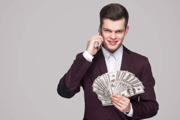 Retrato Próspero Jovem Empresário Casaco Violeta Clássico Mostrando Dinheiro Falando — Fotografia de Stock