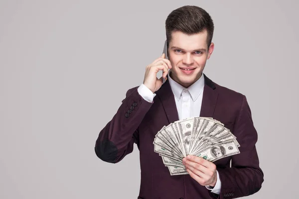 Porträt Eines Wohlhabenden Jungen Geschäftsmannes Klassischem Violettem Mantel Der Einen — Stockfoto