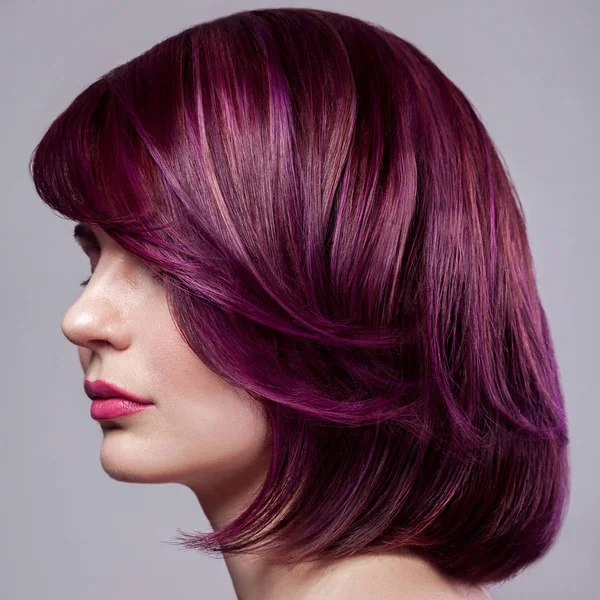 短い紫色着色された髪型と灰色の背景にメイクの美しいファッション モデル女性の側ビュー肖像画 — ストック写真