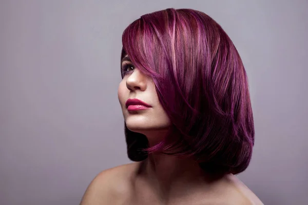 Retrato Bela Mulher Modelo Moda Com Penteado Curto Roxo Colorido Fotos De Bancos De Imagens Sem Royalties