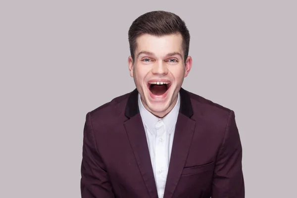 Retrato Jovem Bonito Engraçado Terno Violeta Camisa Branca Olhando Para — Fotografia de Stock