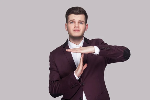 Retrato Preocupação Pleiteando Jovem Bonito Terno Violeta Camisa Branca Olhando — Fotografia de Stock