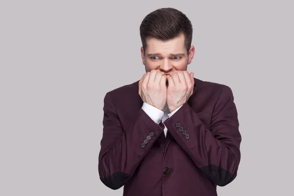 Retrato Joven Guapo Nervioso Traje Violeta Camisa Blanca Mirando Hacia — Foto de Stock