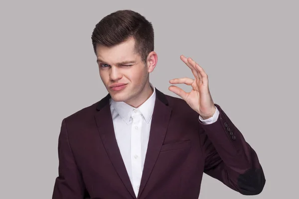 Retrato Joven Guapo Divertido Traje Violeta Camisa Blanca Mirando Cámara — Foto de Stock