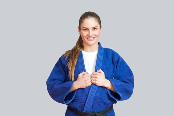 Porträtt Glada Vackra Atletisk Karate Kvinna Blå Kimono Med Svart — Stockfoto