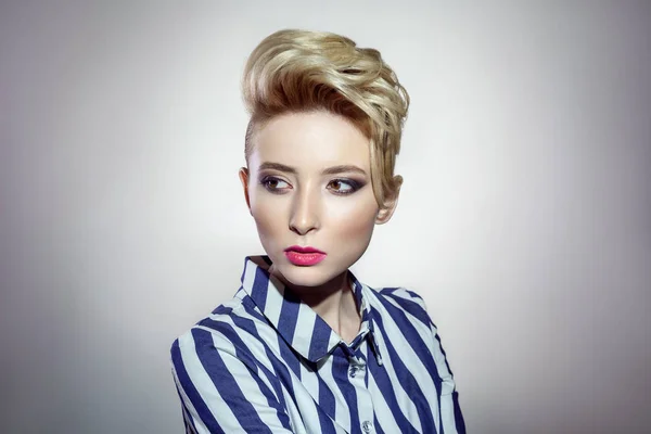 Retrato Mujer Rubia Atractiva Con Maquillaje Brillante Camisa Rayas Mirando — Foto de Stock