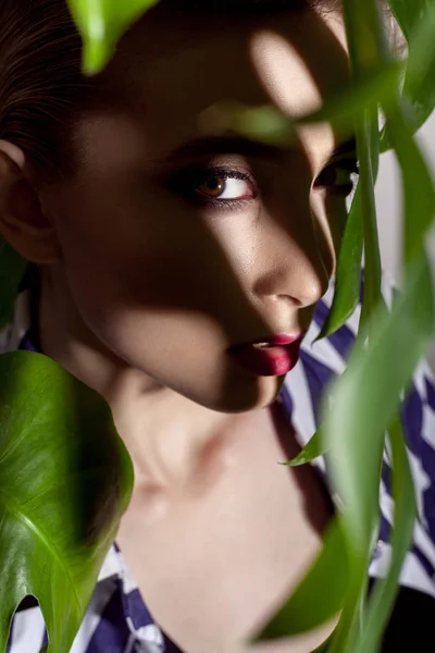 Retrato Mujer Hermosa Con Hojas Tropicales Verdes Primer Plano — Foto de Stock