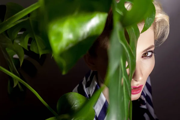 Retrato Mujer Hermosa Con Hojas Tropicales Verdes Primer Plano — Foto de Stock