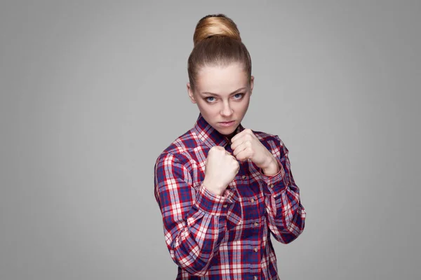 Mujer Rubia Hermosa Seria Camisa Cuadros Rosa Con Peinado Moño — Foto de Stock