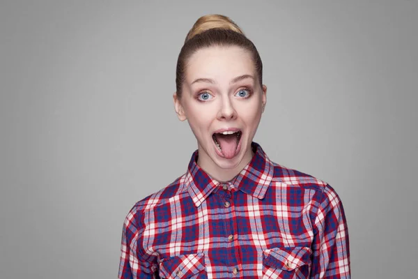 Retrato Mulher Loira Bonita Engraçada Camisa Xadrez Rosa Com Penteado — Fotografia de Stock