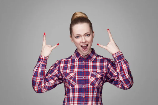 Gritando Hermosa Mujer Rubia Rosa Camisa Cuadros Con Peinado Bollo — Foto de Stock