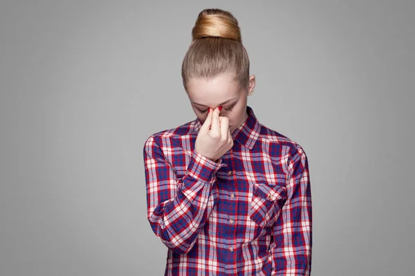 Deprimerad Vacker Blond Kvinna Rosa Rutig Skjorta Med Insamlade Bulle — Stockfoto