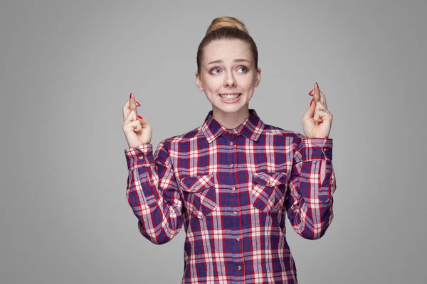 Bella Donna Bionda Speranzosa Camicia Scacchi Rosa Con Acconciatura Raccolta — Foto Stock