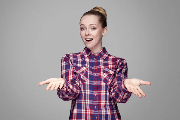 Bella Donna Bionda Camicia Scacchi Rosa Con Acconciatura Raccolta Panino — Foto Stock