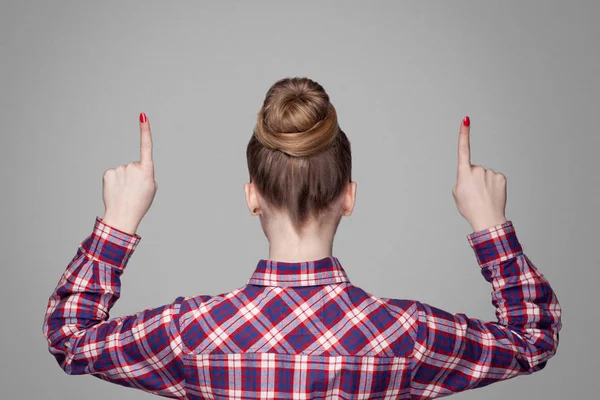 Visão Traseira Mulher Loira Camisa Xadrez Rosa Com Penteado Pão — Fotografia de Stock