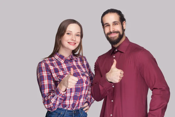 Portrett Glad Fornøyd Skjeggete Mann Med Svart Hår Kvinne Stående – stockfoto