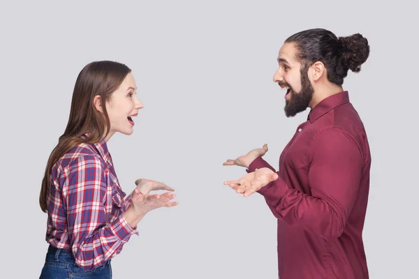 Profiel Zijaanzicht Van Grappig Verrast Bebaarde Man Met Bun Haren — Stockfoto