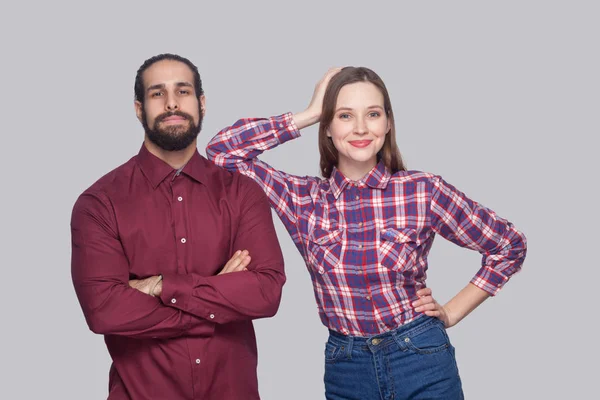 Portret Van Tevreden Bebaarde Man Met Zwart Verzamelde Haar Vrouw — Stockfoto