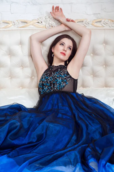 Mulher Morena Atraente Com Bela Maquiagem Vestido Noite Azul Posando — Fotografia de Stock