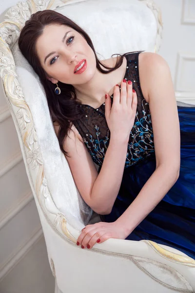 Sensual Woman Blue Evening Dress Posing While Sitting Vintage Sofa — Stock Photo, Image