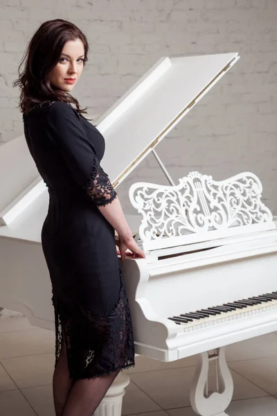 Dantel Elbise Beyaz Piyano Ayakta Şehvetli Esmer Kadın — Stok fotoğraf