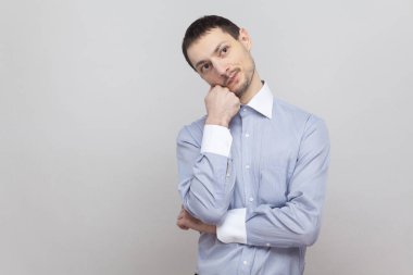 Düşünceli işadamı ile karışık yüz ve uzak gri arka plan üzerinde seyir 