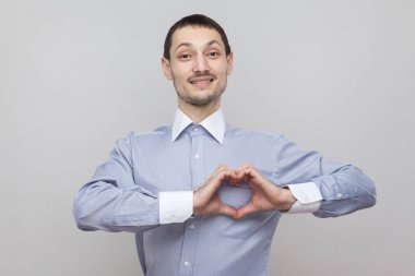 Aşk kalp hareketi gri arka plan üzerinde ile mutlu işadamı portresi