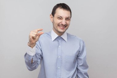 Biraz için yalvarmak işadamı portresi daha fazla açık gri arka plan bit 