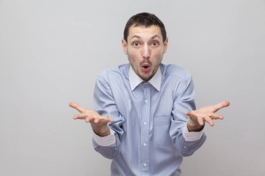 Silah ve kamera ve gri arka plan üzerinde şok işadamı portresi kaldırdı