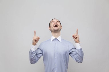 Boşaltmak işaret ve üst kısmında hayran suratla gri arka plan üzerinde seyir sürpriz işadamı portresi