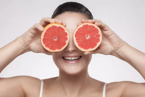 Portrait Middle Aged Woman Holding Fresh Slices Grapefruit Grey Background — Stock Photo, Image