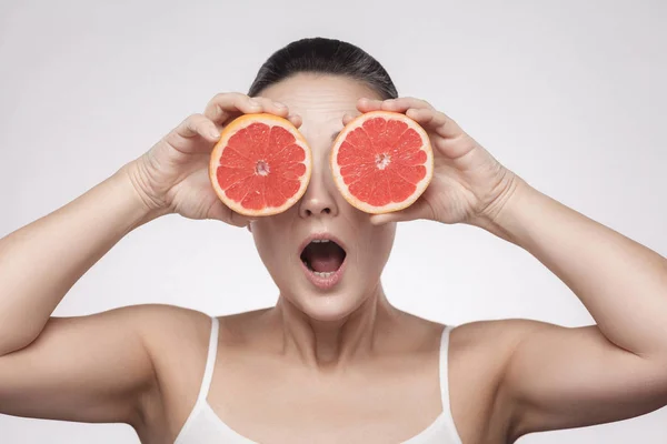 Portrait Middle Aged Woman Holding Fresh Slices Grapefruit Grey Background — Stock Photo, Image