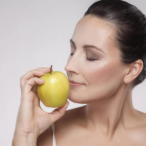 Portrait Charming Healthy Caucasian Middle Aged Woman Holding Green Apple — Stock Photo, Image