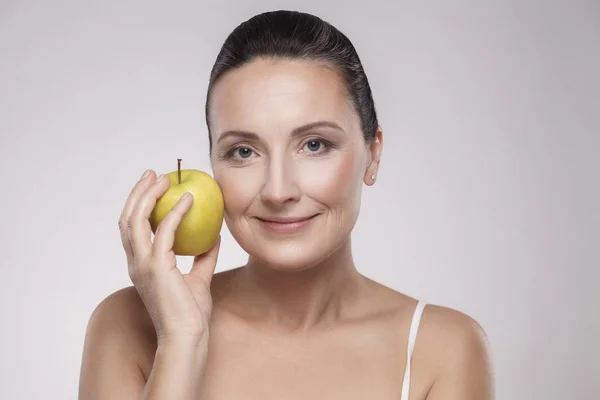 Portrait Charming Healthy Caucasian Middle Aged Woman Holding Green Apple — Stock Photo, Image