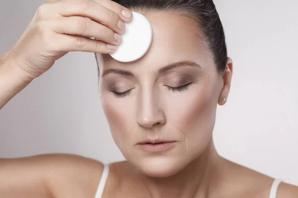 Mature Woman Using Cotton Pad Micellar Water Removing Makeup Face — Stock Photo, Image