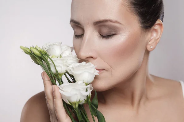 Porträt Einer Reifen Frau Mit Perfekter Haut Und Gealterten Falten — Stockfoto