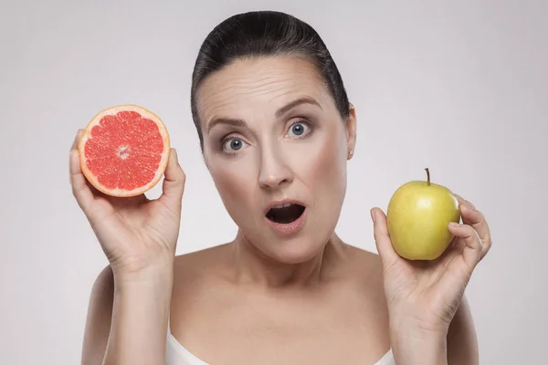 Portrait Middle Aged Woman Holding Fresh Slice Grapefruit Apple Hands — Stock Photo, Image