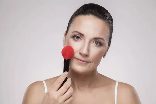 Retrato Mujer Mediana Edad Con Piel Perfecta Aplicando Maquillaje Con — Foto de Stock