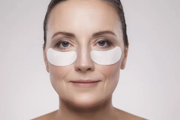 Portrait Middle Aged Woman Using White Hydrogel Patches Lifting Wrinkle — Stock Photo, Image