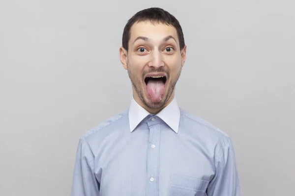 Retrato Empresario Divertido Mirando Cámara Con Lengua Hacia Fuera Los — Foto de Stock