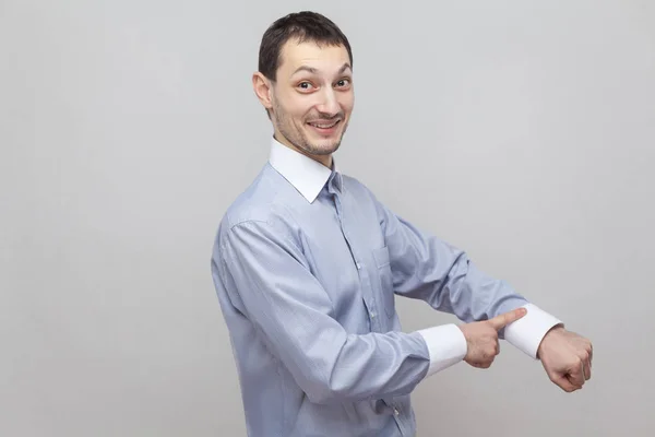 Porträtt Toothy Smiley Affärsman Med Tiden Gest Grå Bakgrund — Stockfoto