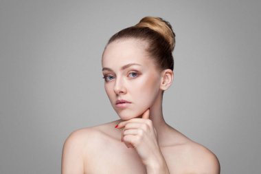 Güzel model mükemmel taze temiz ten çene, kozmetik ve yüz sağlık kavramı ile 