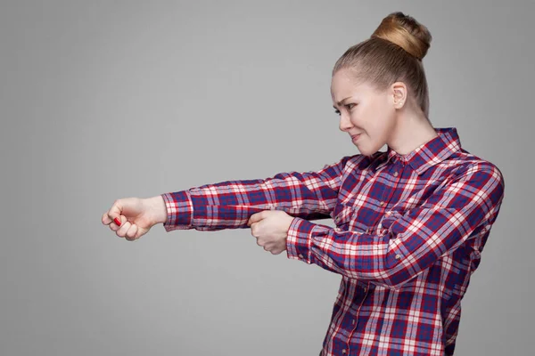 Vista Lateral Mujer Rubia Camisa Cuadros Con Peinado Bollo Recogido —  Fotos de Stock