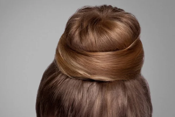 Visão Traseira Mulher Com Criativo Elegante Marrom Penteado Coletado Fundo — Fotografia de Stock