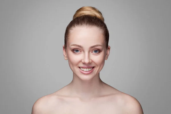 Feliz Hermosa Dentadura Sonriente Rubia Mujer Con Pelos Moño Piel — Foto de Stock